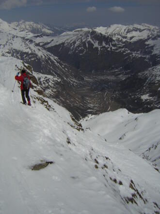 steile Abfahrt ins frühlinghafte Sportgastein
