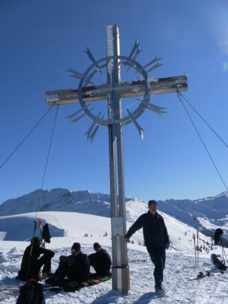neues Lodronkreuz mit Spur vom Steinberg, dahinter der Steinbergstein