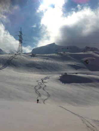 Nach den Strommasten in gemütlichen Schwüngen nach Alpe Rauz