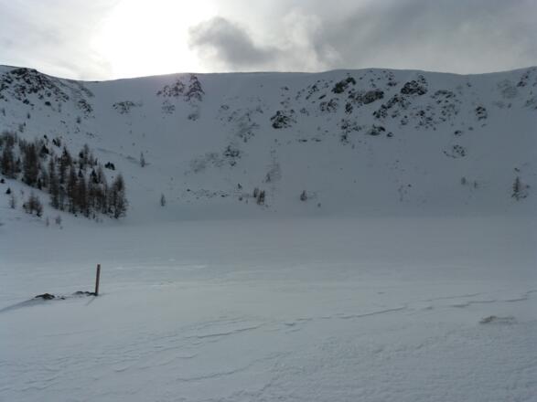 Die Umrundung ist wegen der sehr steilen Hänge nicht angeraten.