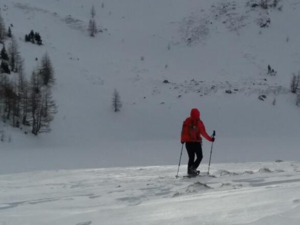 Wir erreichen den verschneiten Laußnitzsee bei kaltem Wind.