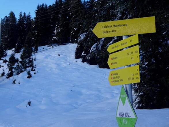 Dem Wegweiser Richtung Roter Kogel folgen