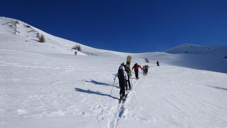 Über mäßig steiles Gelände (unter 30 °) Richtung Karsattel.