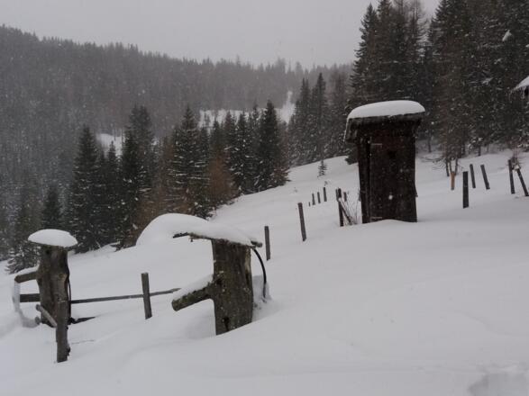 Toilettenhaus und gefrorener Brunnen Esseralm_Samstag, 30. Dezember 2017 14:37:14