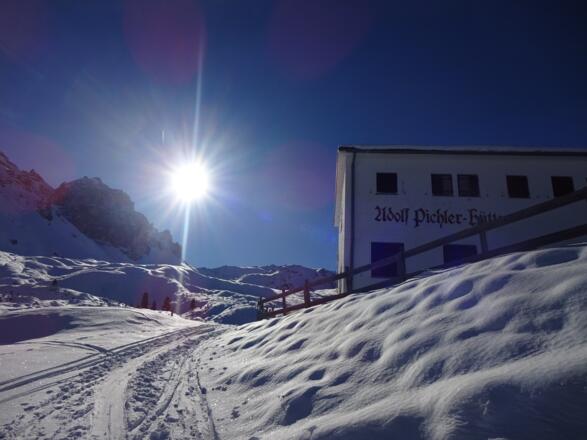 An der Adolf Pichler Hütte vorbei