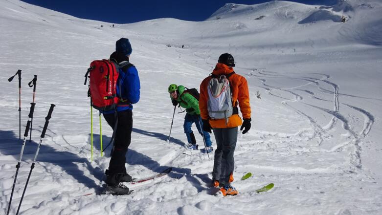 Bei der Abfahrt. Rechts oben der Fradersteller (Wechseljoch, 2247 m),  der sich mit wenig Aufwand noch "mitnehmen" lässt.