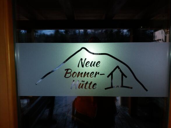 Rückkehr an die breite Eingangstüre der Neue Bonner Hütte.