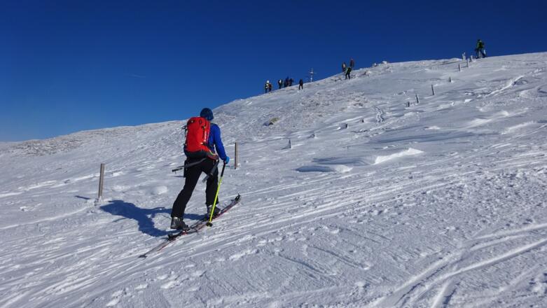 ... über diese nach links (in nördlicher Richtung) zu einem kleinen Vorgipfel und in wenigen Minuten zum Gipfelkreuz.