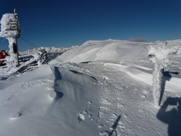 Eisig geht's zu am Gipfel Teuerlnock, 2145 m, Blick zur Bergstation Aineck, 2210 m.