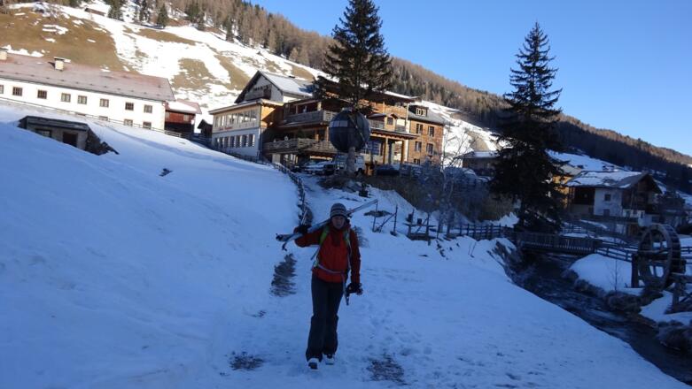 Ein paar Meter Ski tragen, hinten Almi's Berghotel (Parkplatz).