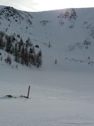 Der Stab kennzeichnet das Ufer. 