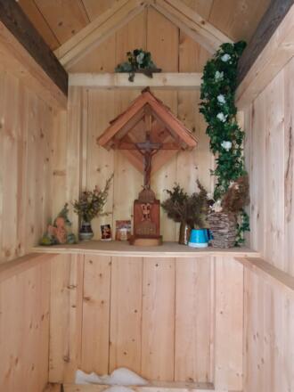 Altartisch im Inneren der Kapelle.