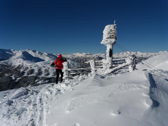 Das Gipfelkreuz ist eingefriedet.