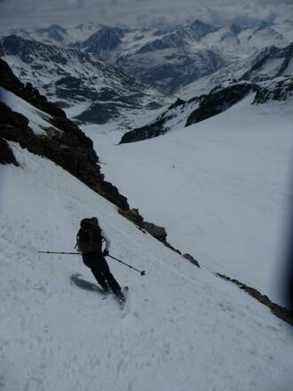Direkte Abfahrt von der Hochvernagtspitze 3535m über die mehr als 40° steile, direkte Südflanke. Machbar nur bei perfekten Firnbedingungen.