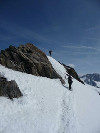 Wir nehmen diesmal die Ski mit zum Gipfel.