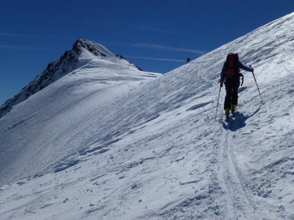 Jetzt geht es über den flachen, oberen Teil des Wasserfallferners zum Gipfelaufschwung
