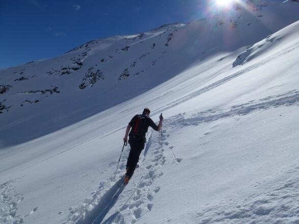 Blick in den bei sehr sicheren Lawinenverhältnissen befahrbaren nördlich exponierten, direkten Gipfelhang.