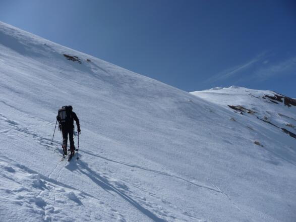 Wir queren durch 35° bis 40° steiles Gelände hinüber auf den Südwestgrat