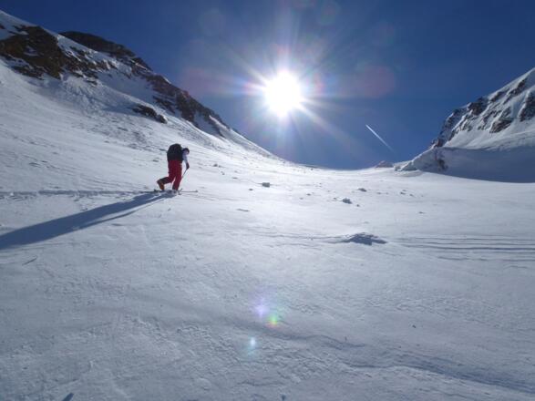 Am steilen, spaltenreichen, orographisch rechten Rand des Gaisbergferners.