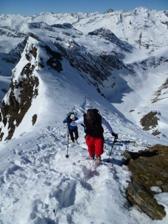 Ist der Nordwestgrat mit Schnee bedeckt, dann kommt man unproblematisch im Stapf bis zum Gipfel.