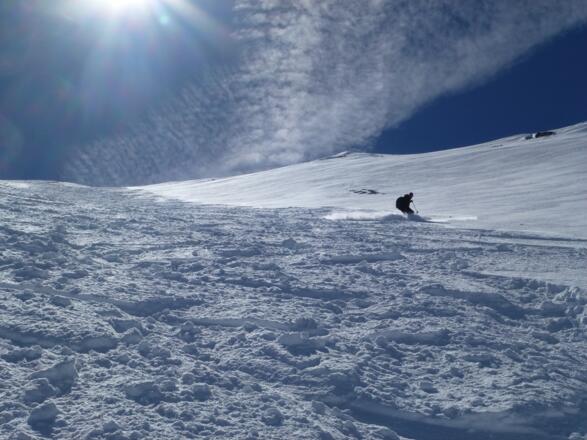 Bei solchen Schnee- und Lawinenbedingungen ist die Abfahrt über die Nordflanke natürlich ein absolutes Vergnügen