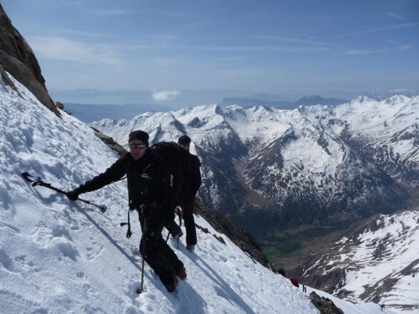 Spätestens bei Pt.3300m muss man das Skidepot anlegen. Die Geländeneigung beträgt nun teils mehr als 40°.