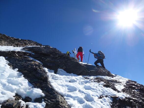 Bei fehlender Schneeauflage bewegt man sich zwar im klettertechnisch leichten, allerdings im brüchigen Fels auf hartem, bei Sonnenschein aufweichendem Permafrostboden. Rutsch- und Absturzgefahr besteht.