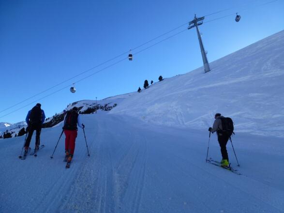 Der Aufstieg erfolgt zunächst über die Skipisten hinauf an den Beginn des Gaisbergtales