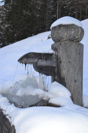 Verschneiter Brunnen