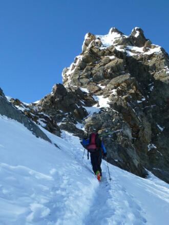 Man steigt soweit als möglich mit angeschnallten Skiern auf