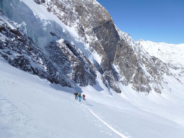 Wir haben nun auf dem Gaisbergferner genügend Abstand von den Sturzbahnen der Eislawinen.