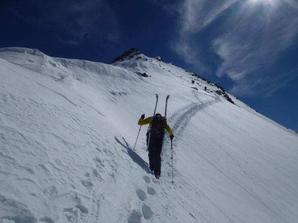 Kurzzeitig mussten wir die Skier schultern. Je nach Schneeverhältnissen kann man hier aber auch mit angeschnallten Skieren den Aufstieg fortsetzen.