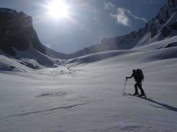 Aufstieg in nach wie vor angenehmer Steigung über den Rotmoosferner. Gletscherspalten waren hier selbst im sehr schneearmen Winter 2011/12 am Ötztaler Hauptkamm kein Thema.