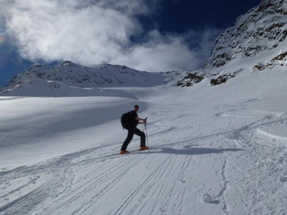 Die Geländeneigung ist auf 30° angestiegen, womit der weitere Anstieg nun mit zahlreichen Spitzkehren fortgesetzt wird.