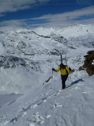 Kurzzeitig mussten wir die Skier schultern. Je nach Schneeverhältnissen kann man hier aber auch mit angeschnallten Skieren den Aufstieg fortsetzen.
