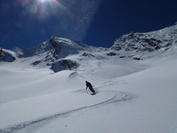 Auch wenn wir hier tolle Pulverschwünge ins Gelände zeichnen, so ist diese Tour auf den Granatenkogel 3318m eine eindeutige Frühjahrstour bei nur sehr gut gesetzten Schneeverhältnissen.