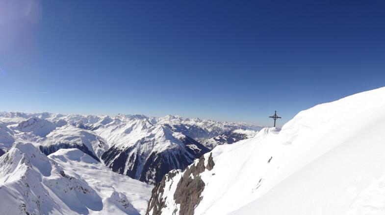 Gipfelkreuz von der Lobspitze vom Silbertal im Montafon