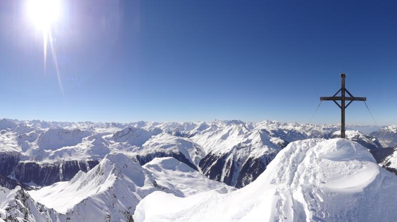 Gipfelkreuz von der Lobspitze vom Silbertal im Montafon