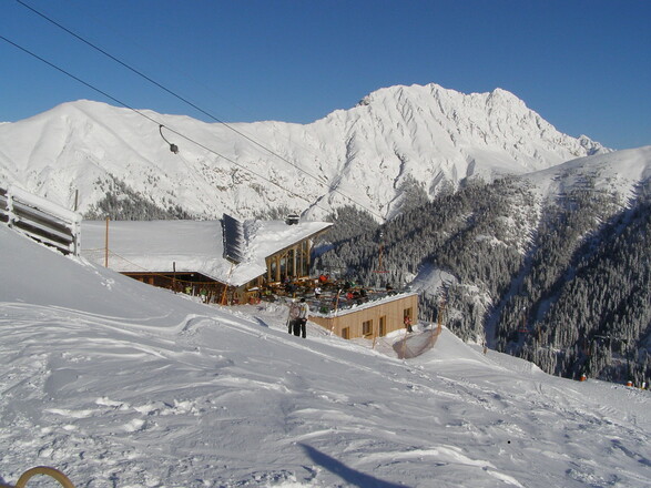 Der Start der Rodelbahn liegt beim Panorama-Bergrestaurant Connyalm im Schigebiet Golzentipp
