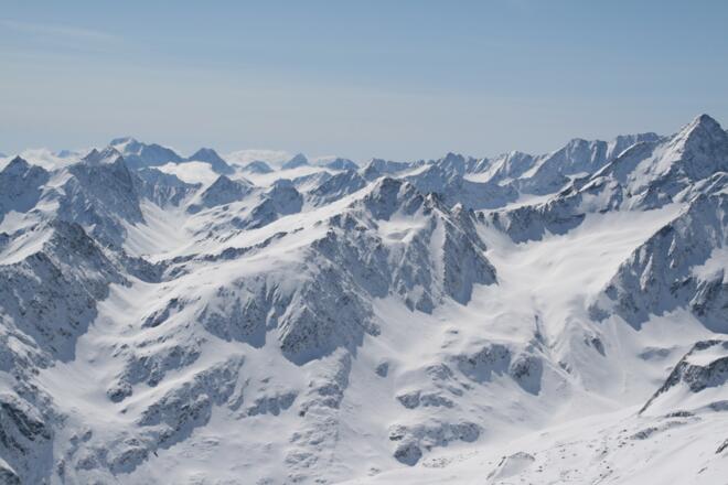 Der Zwieselbacher Roßkogel wir von einem Gipfelmeer umringt.
