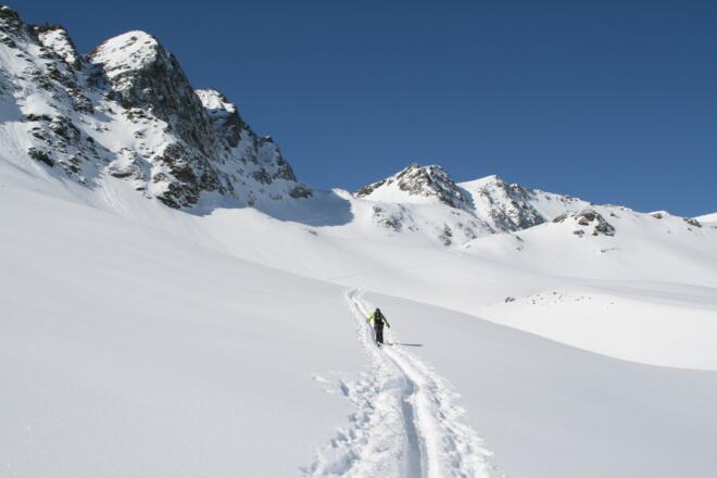 Eine wahre Genusslandschaft. Im Hintergrund ist bereits der Steilhang hinauf zum Kraspesferner zu sehen.