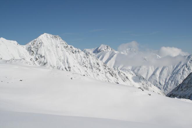 Blick nach Norden, wo der ebenso beliebte Skitourenberg "Rietzer Grießkogel" herübergrüßt.
