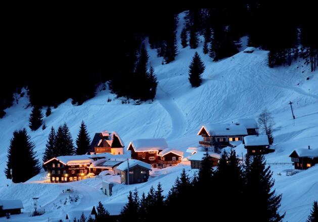 Kristberg mit Weihnachtsbeleuchtung