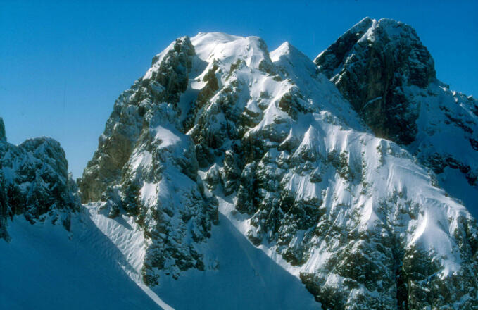 Gipfel des Grünstein (links an der Licht-Schatten-Grenze die Grünsteinscharte)