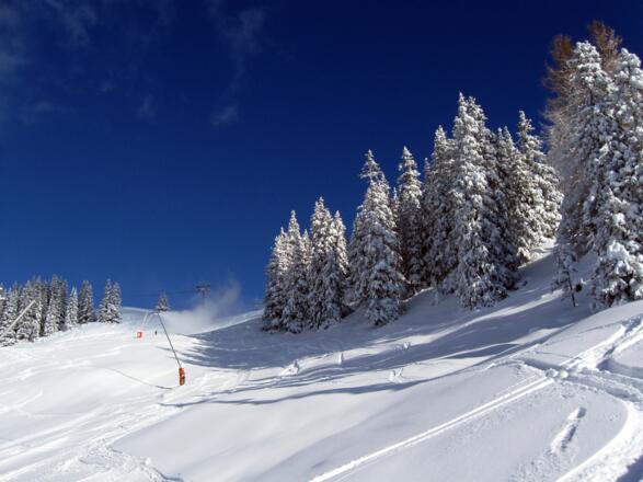 Schigebiet kurz vor dem Erwachen