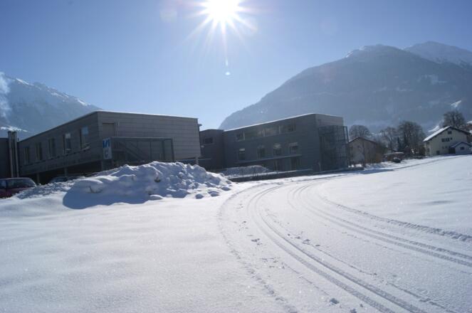 Die Loipe führt am Gesundheits- und Sozialzentrum Montafon vorbei