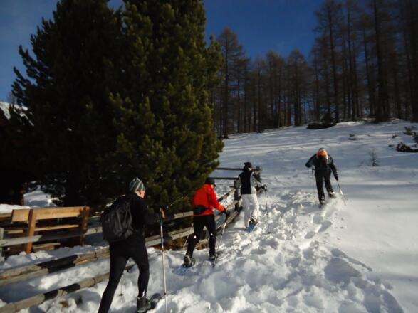 An der "Eberlhütte" steigt man rechts vorbei, den Hang hinauf