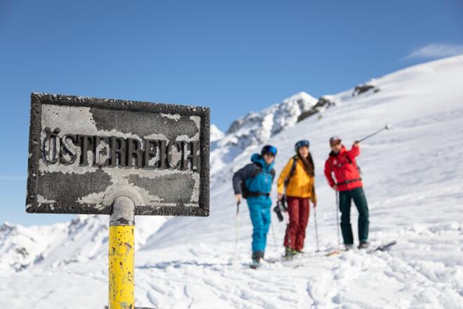Die Madrisa Rundtour führt von der Schweiz nach Österreich und zurück. Hier auf dem Schlappiner Joch.