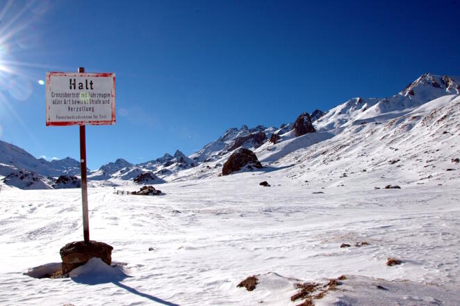 Grenze zur Schweiz - Ob Ski wohl als Fahrzeuge gelten?