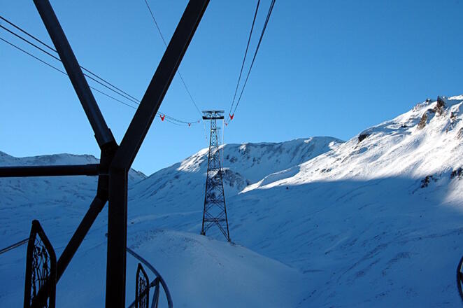 Blick von der Talstation der Seilbahn in Richtung Gipfel